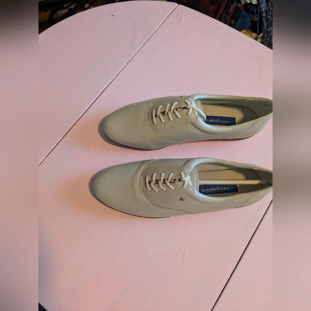 easy Spirit Cream Colored Loafers/Sneakers‎ Women's Cream Lace-Up Size 9